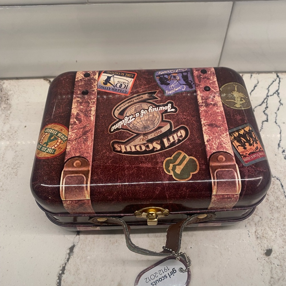 Vintage Girl Scouts tin lunch box-collectible